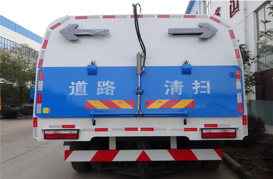 東風145掃路車圖片