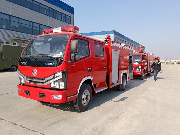 5噸消防灑水車價格_石油化工冶煉廠消防車_1.5-3.5噸水罐消防車現車價格