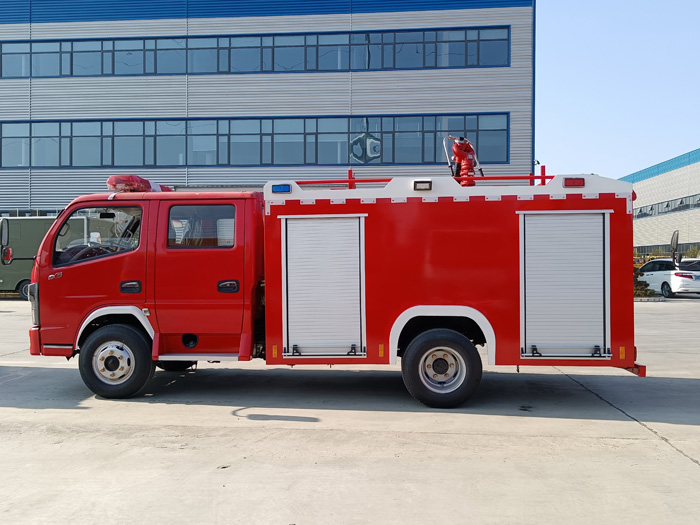 5噸消防灑水車價格_石油化工冶煉廠消防車_2.5-5噸泡沫消防車現車報價