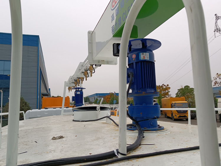 東風(fēng)D9免稅的鐵路抑塵車(chē)--12噸降塵灑水車(chē)_太原鐵路裝卸煤炭防塵車(chē)_煤炭固化劑噴淋車(chē)