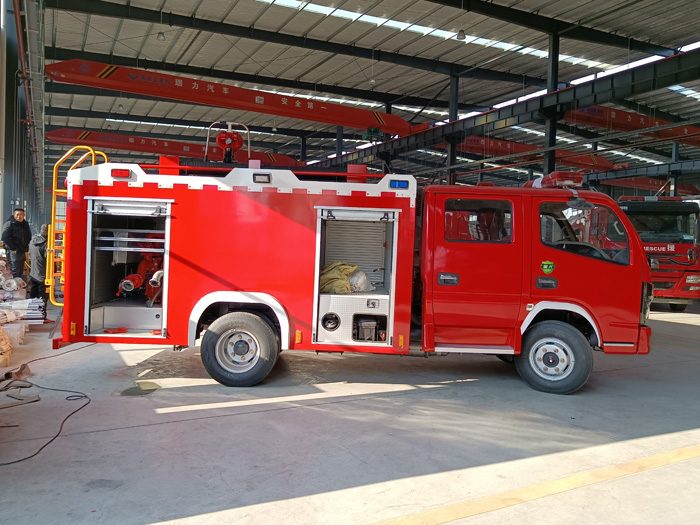 5噸消防灑水車_油庫貨場港口碼頭消防車_2.5-5噸泡沫消防車現車報價
